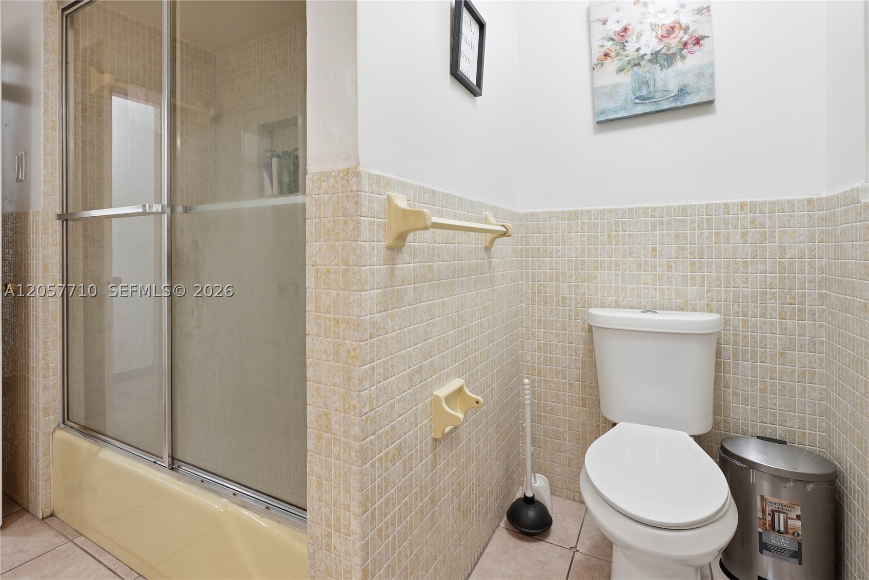 Incredible One-story house for sale.UNIQUE OPPRTUNITY! 5 BR 4 BA / ADDITIONAL APARTAMENT WIH 1/1- LOTS OF SPACE! Ejoy the large open kitchen with stainless steel appliances. Includes a family room with wet bar overlooking the patio and enormous pool, a massive 14,000 square foot backyard with ample roofer additions and potential for boat/ RV storage or sports fields, and a two- car garage that converts to a studio. High impact windows, quartz countertops.This centrally located home is within walking distance to entertainment, schools, parks, playgrounds and shopping centers. Just ten minutes from the newly built Hard RockHotel & Casino, Hollywood Beach.
