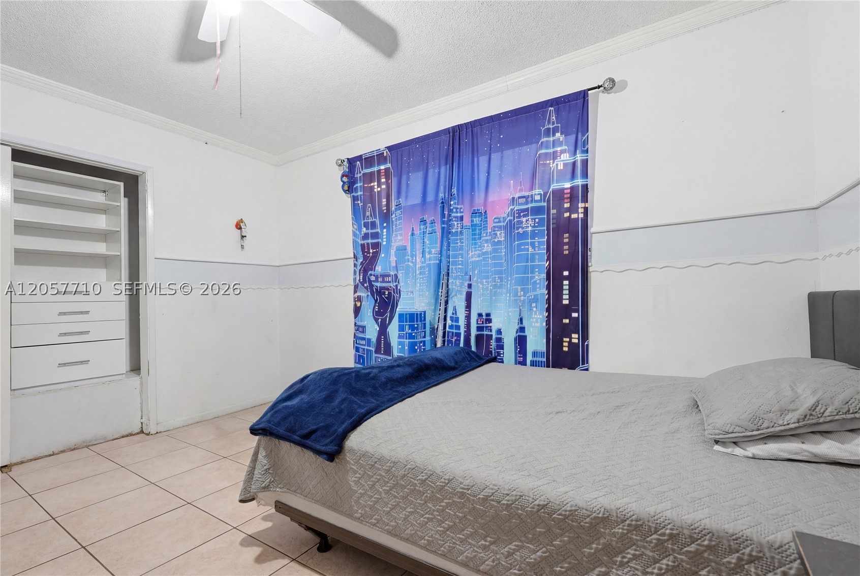 HOLLYWOOD HILLS - Residential