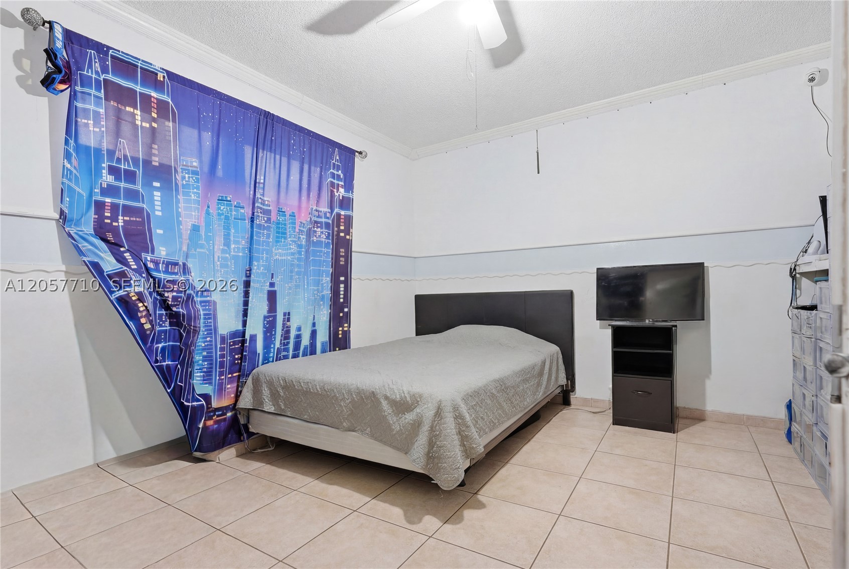 HOLLYWOOD HILLS - Residential