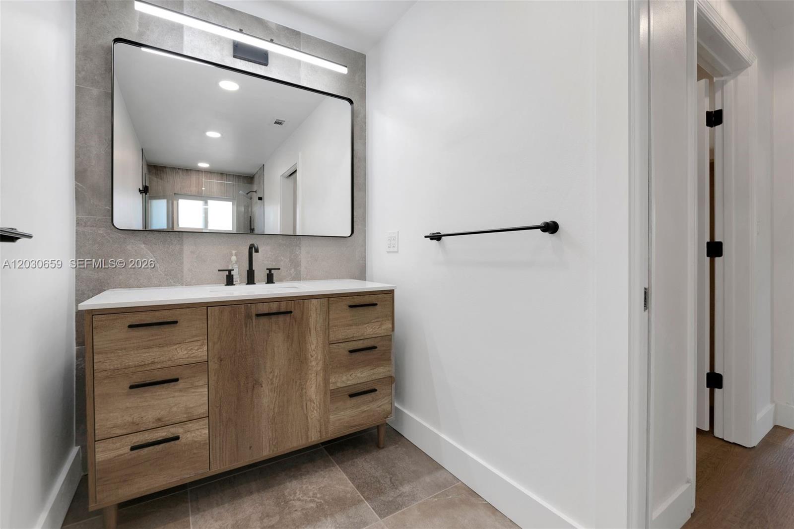 IMPERIAL POINT 2 SEC - Residential Lease
