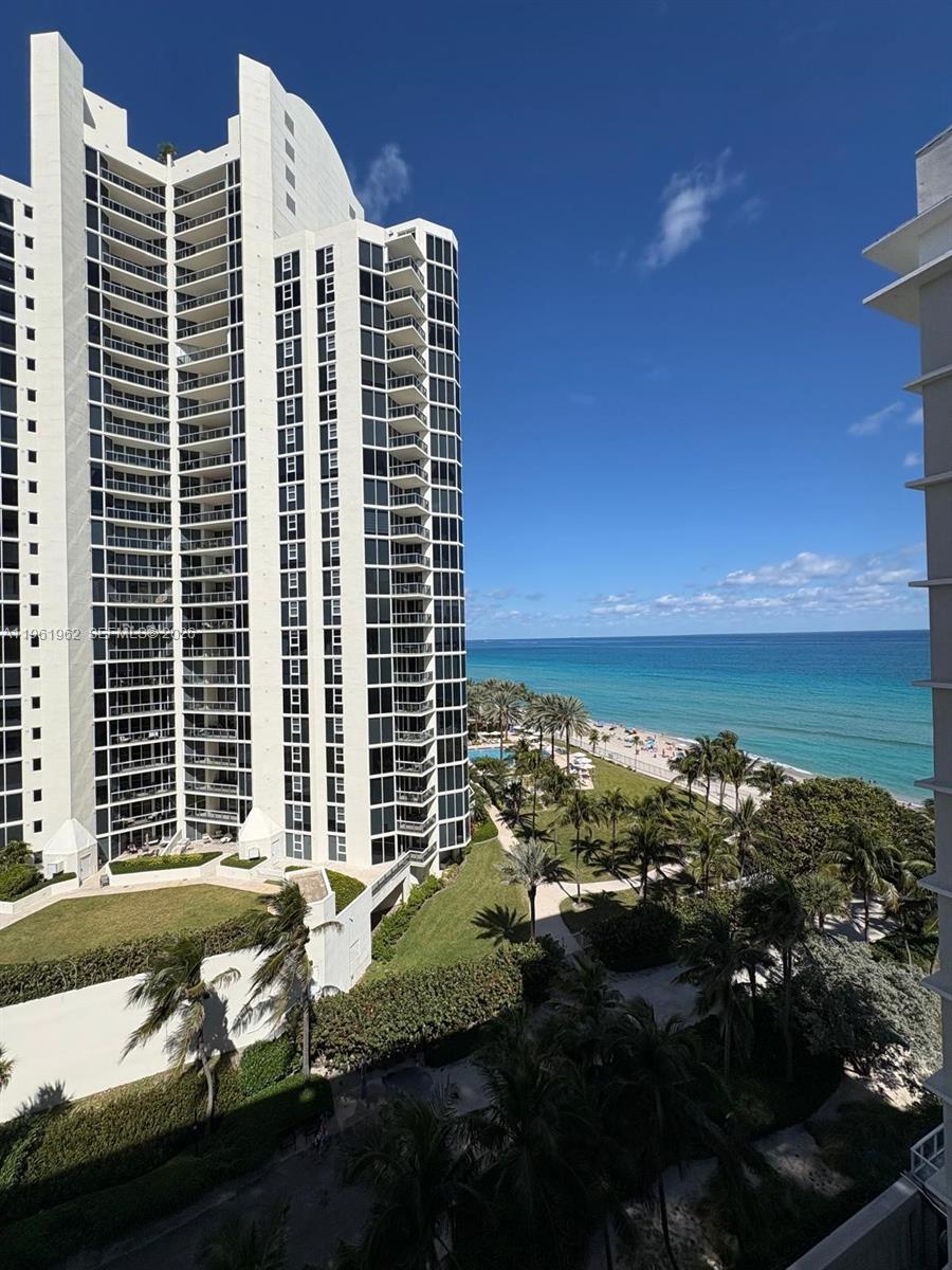 THE AVENTURA BEACH CLUB C - Residential