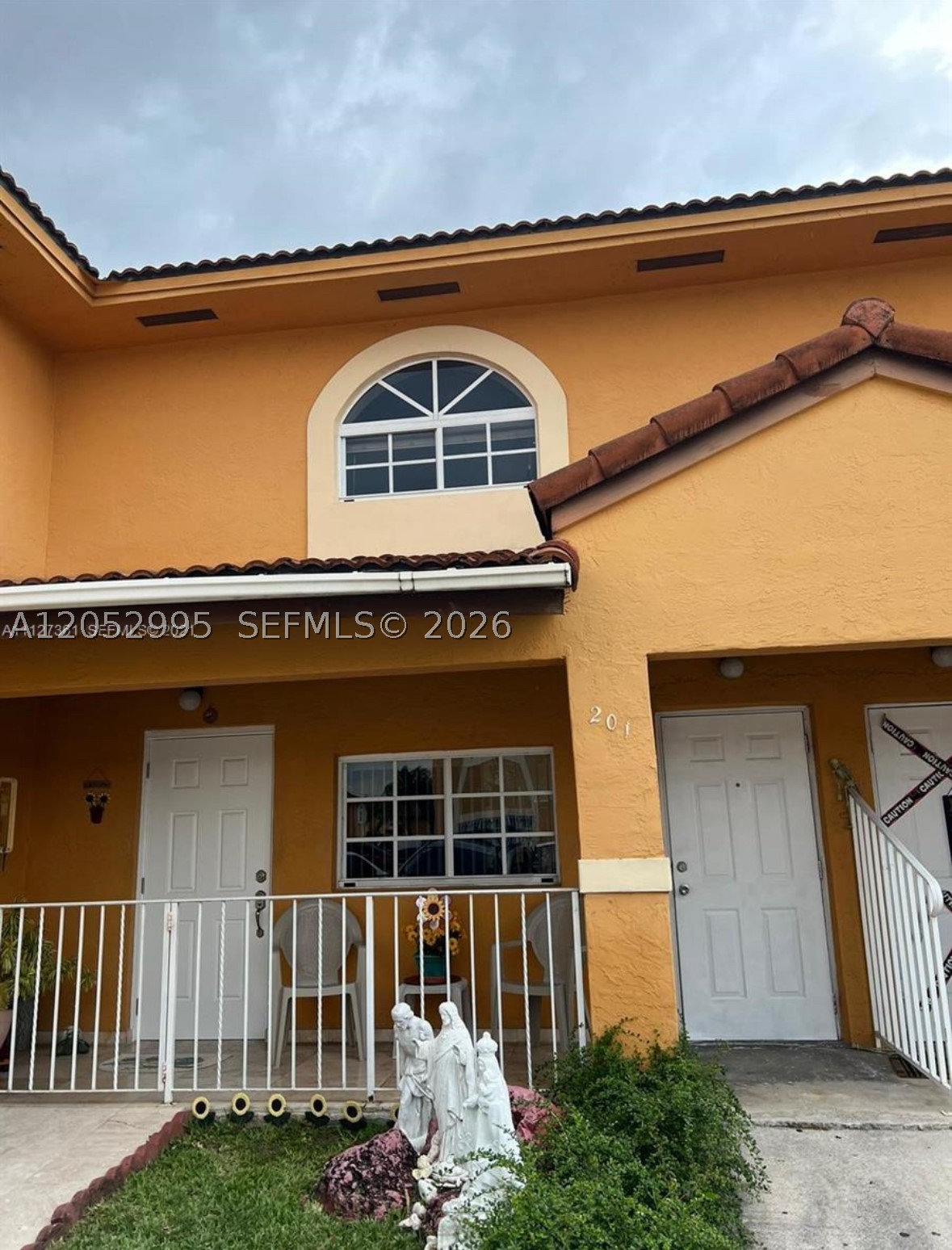Great 3 bedroom 2 bathroom townhouse for rent. Close to supermarkets, restaurants, shopping centers, highway, schools and more.