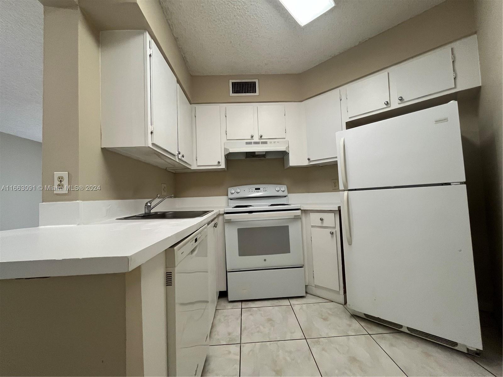 LAKE POINTE CONDOMINIUM N - Residential Lease