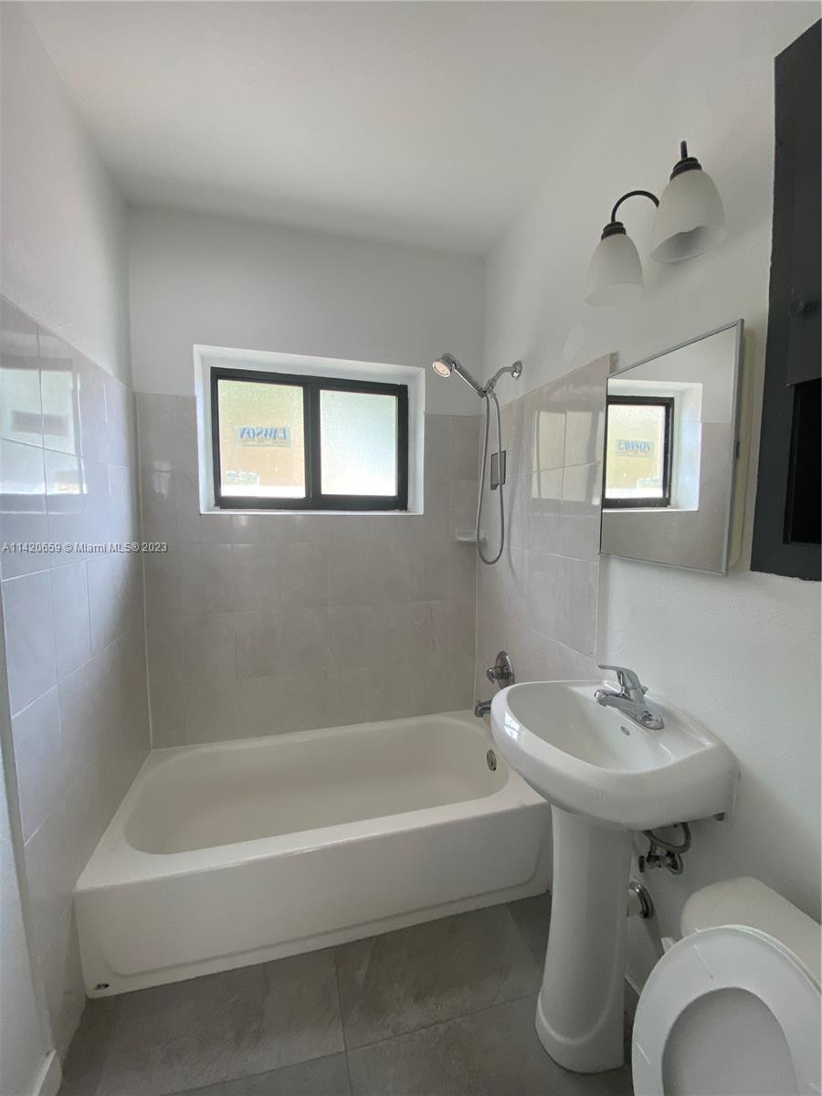 DIXIE HIGHWAY TRACK - Residential Lease