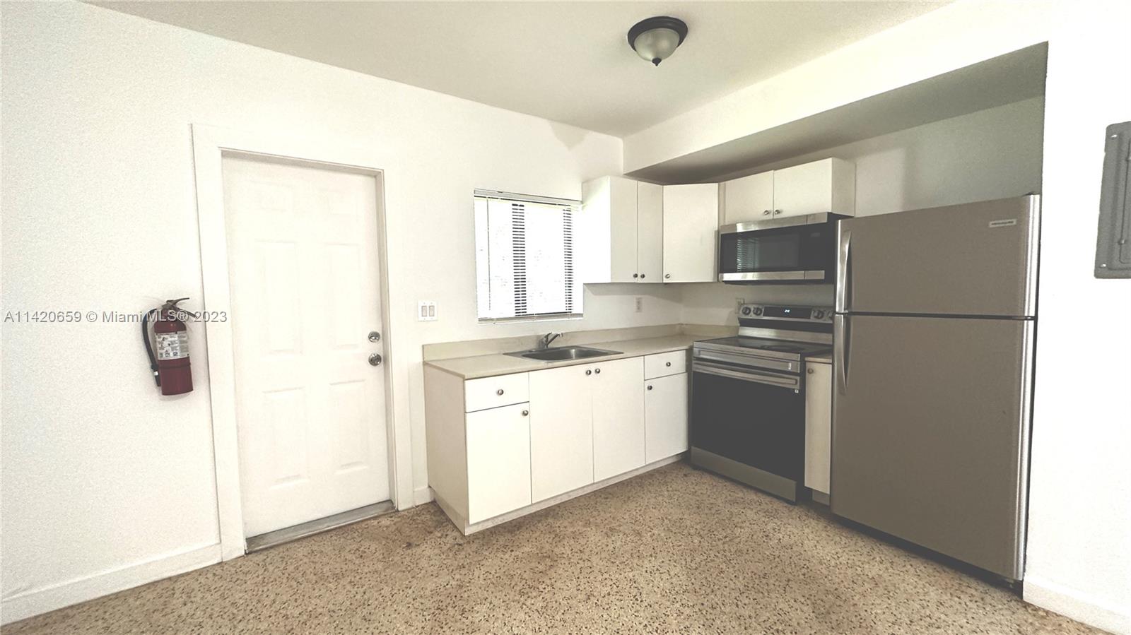 Newly remodeled 1 bedroom apartment just a few steps for the heart of Buena Vista and the Design District. New shopping and restaurants all over.