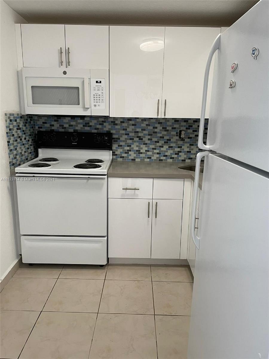 LAS ESTRELLAS CONDO - Residential Lease