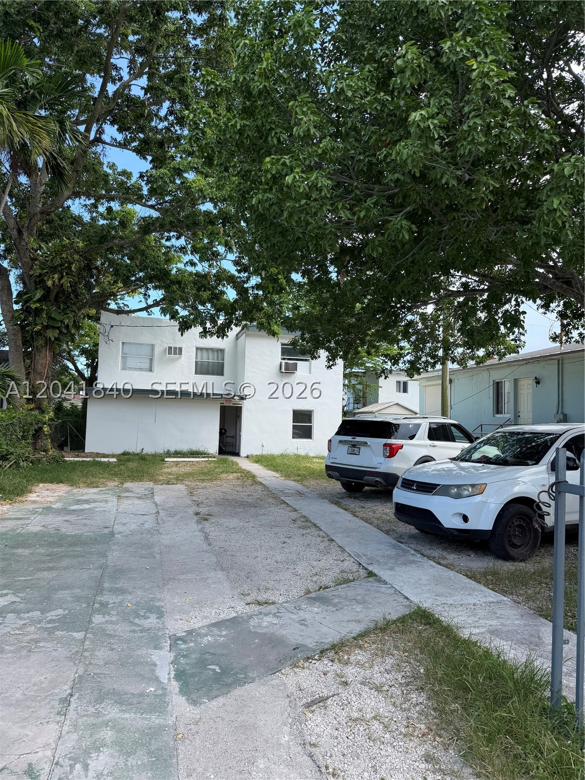 nice 4 bedrooms new paint large fenced yard 3 parking spaces section 8 welcome