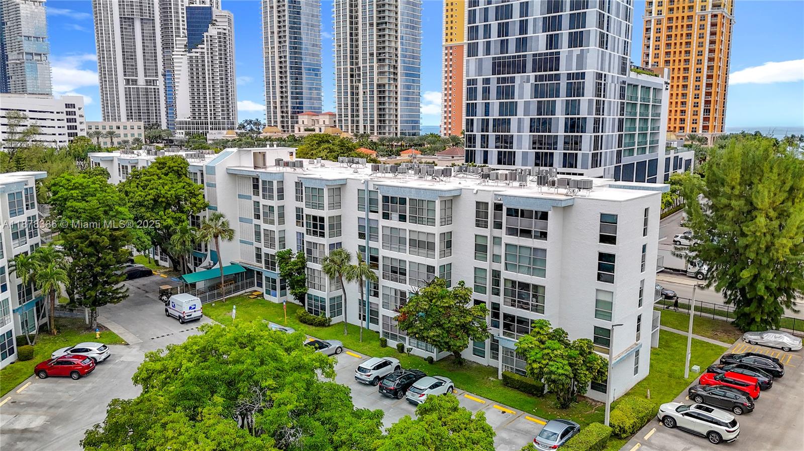 PRICE REDUCE!!IMPECCABLE 1/1 apartment RENOVATED, excellent location, close to the beach, supermarket, parks, schools A+, nice open kitchen, tile floor, you have to see it, easy showing, easy showings call to listing agent .......don't miss this opportunity