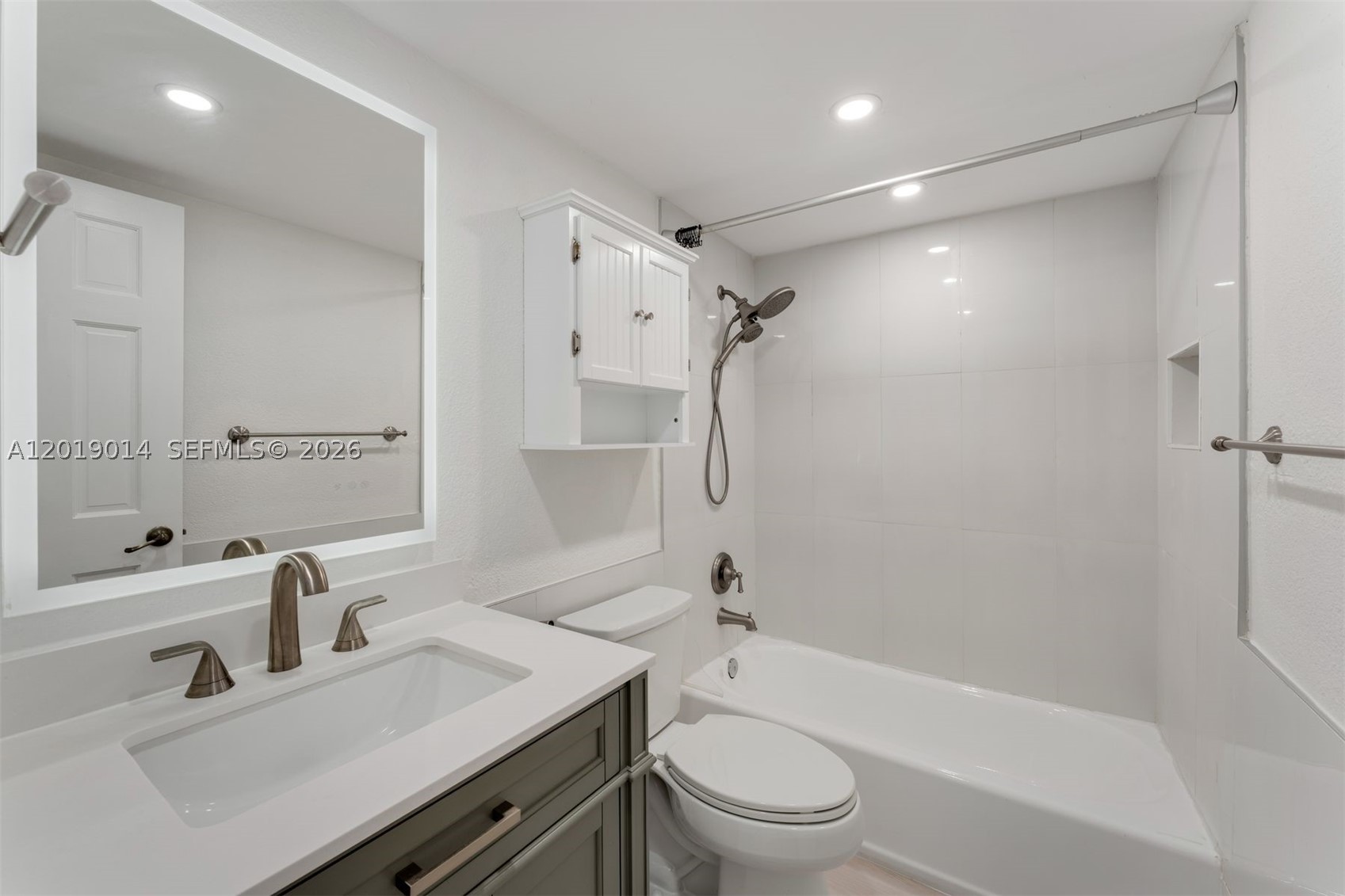 VENETIAN PALMS CONDO - Residential Lease