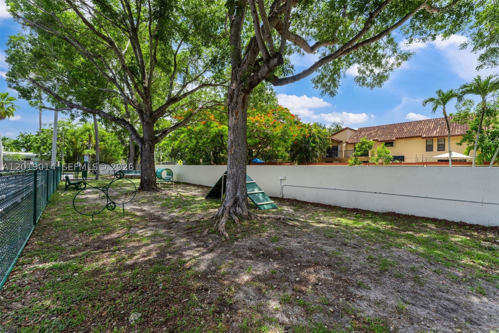 VENETIAN PALMS CONDO - Residential Lease