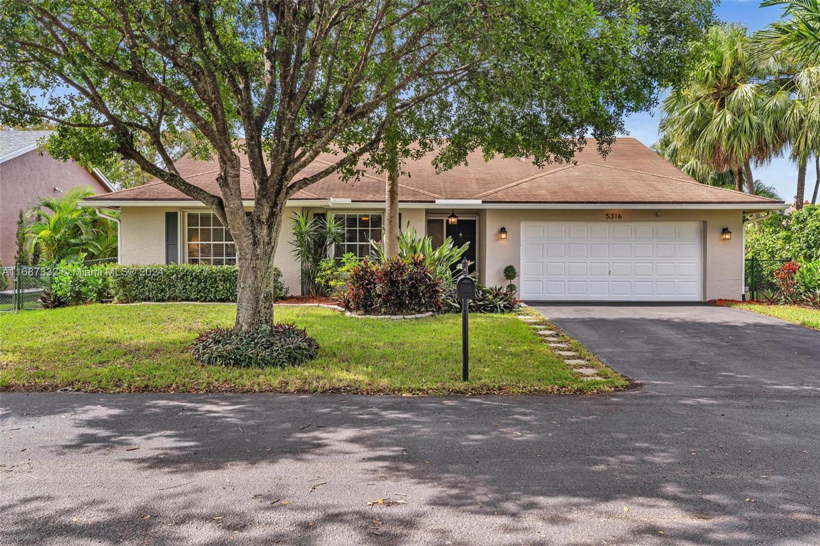OPEN AND BRIGHT 4 BEDROOM LAKEFRONT HOME WITH CUSTOM POOL & JACUZZI. LOCATED IN A-RATED SCHOOL ZONE, THIS WELL-MAINTAINED HOME FEATURES A SPLIT BEDROOM FLOORPLAN AND VAULTED CEILINGS * LARGE KITCHEN WITH NEWER GLASS COOKTOP & DOUBLE OVENS * EXPANDED BREAKFAST NOOK WITH BAY WINDOW * 2008 ROOF * 2022 A/C SYSTEM * 2022 WASHER/DRYER * 2021 WATER HEATER * ACCORDION HURRICANE SHUTTERS * ATTIC HAS PULL DOWN STAIR ACCESS & FLOORING FOR EXTRA STORAGE * 3-FILTER WATER FILTRATION SYSTEM * LOCATED ON A QUIET CUL-DE-SAC STREET * LOW HOA FEE * NOT IN FLOOD ZONE * EXCLUDES FREEZER AND MINI-FRIDGE IN GARAGE, MINI-FRIDGE IN MASTER BEDROOM AND YELLOW MIRROR IN BATHROOM.