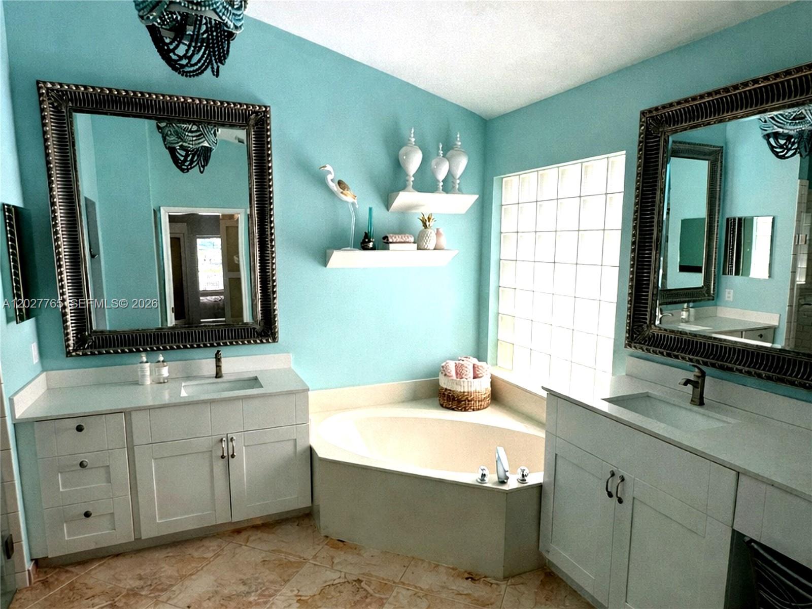 TWIN LAKES - Residential