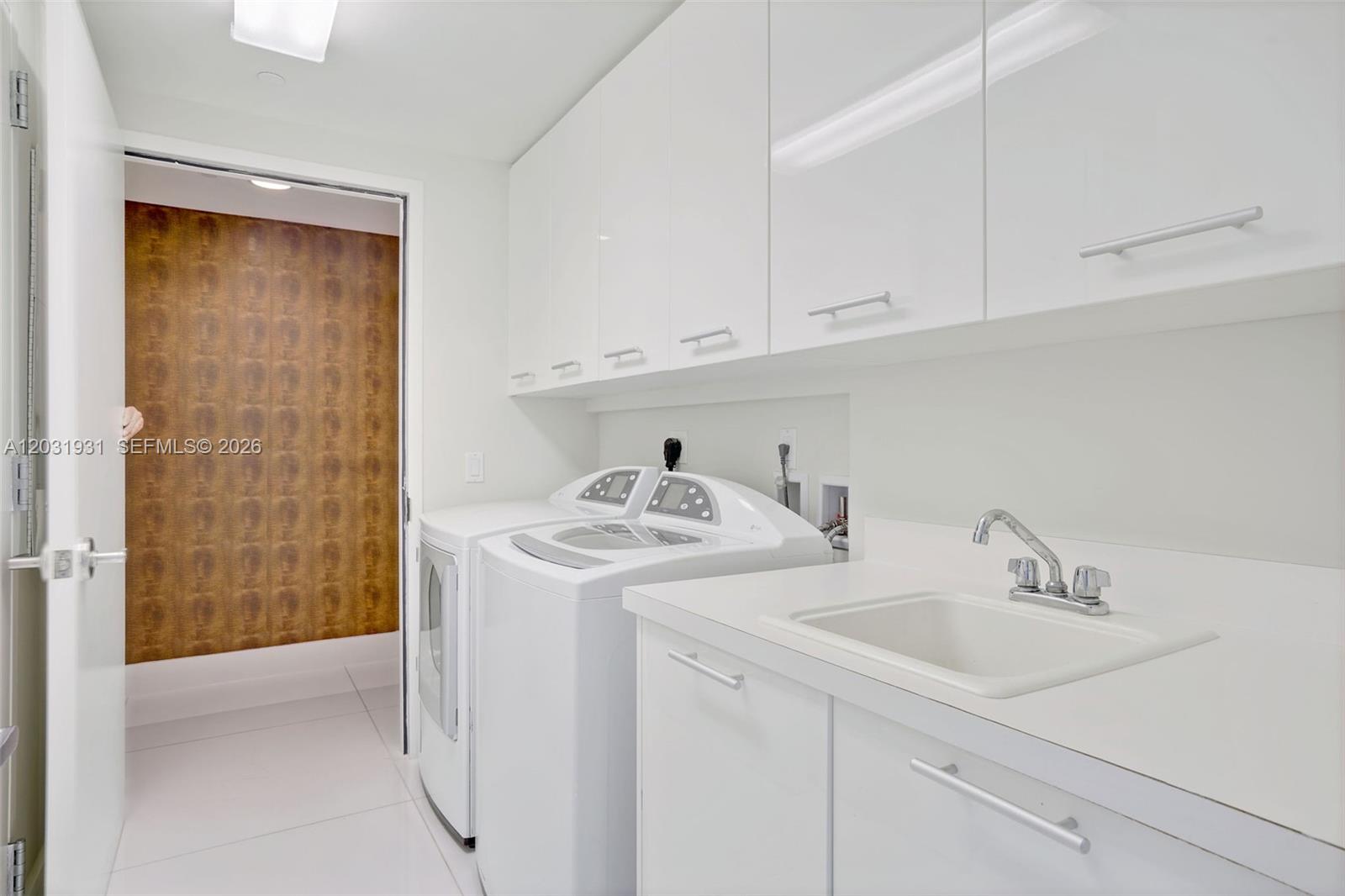 2711 HOLLYWOOD BEACH COND - Residential Lease