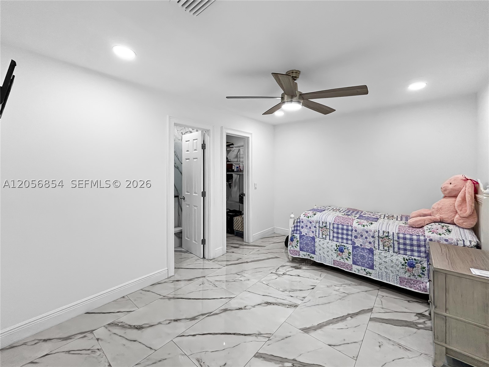ILESDALE MANOR - Residential