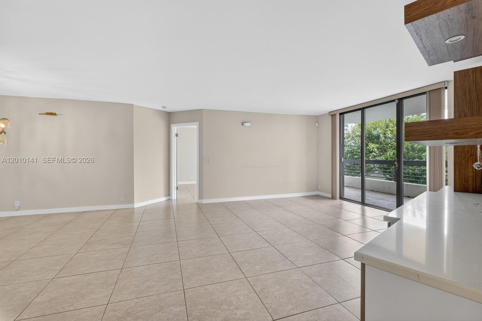 MYSTIC POINTE TOWER 400 C - Residential