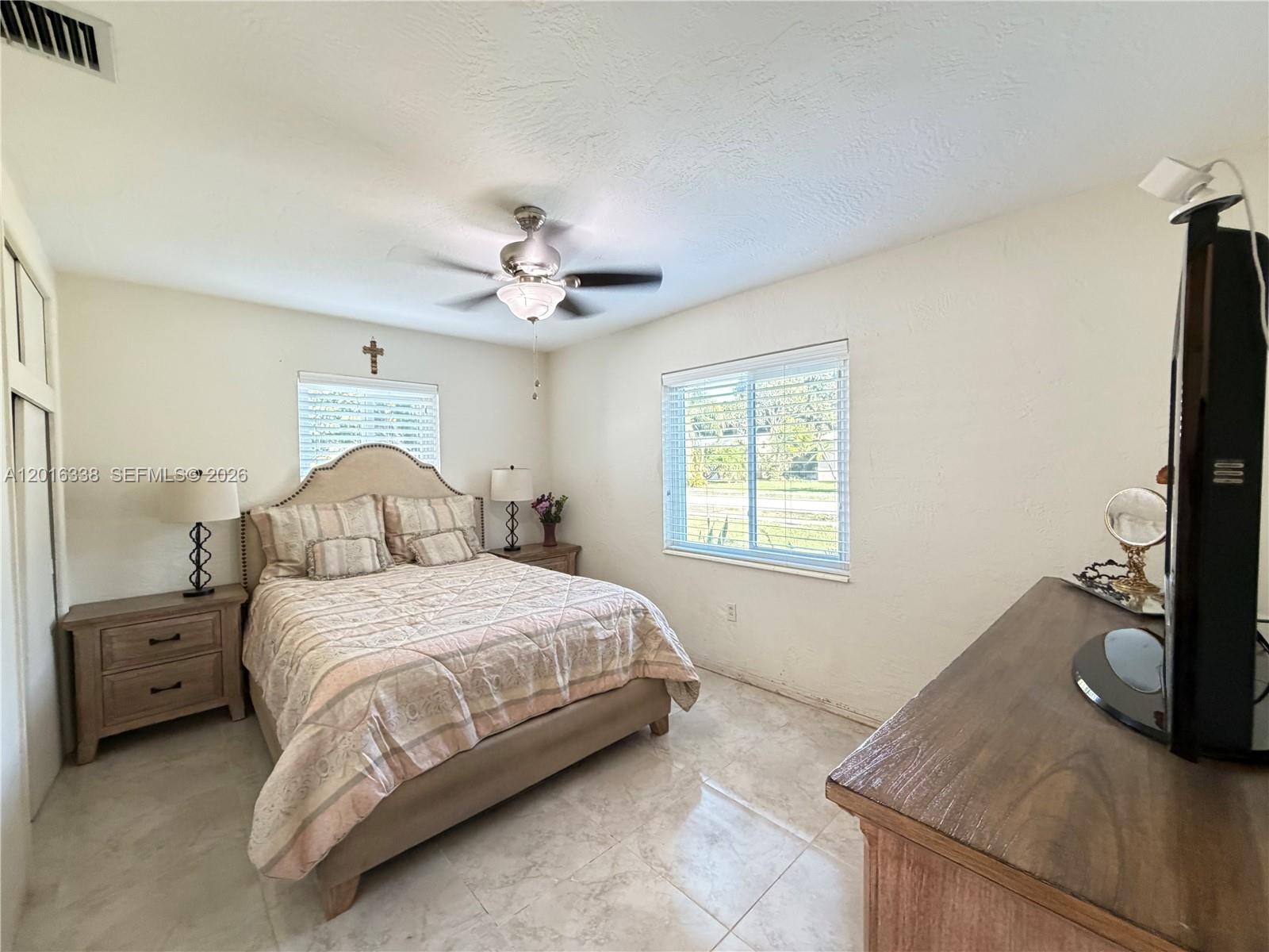 HOLLYWOOD LITTLE RANCHES - Residential