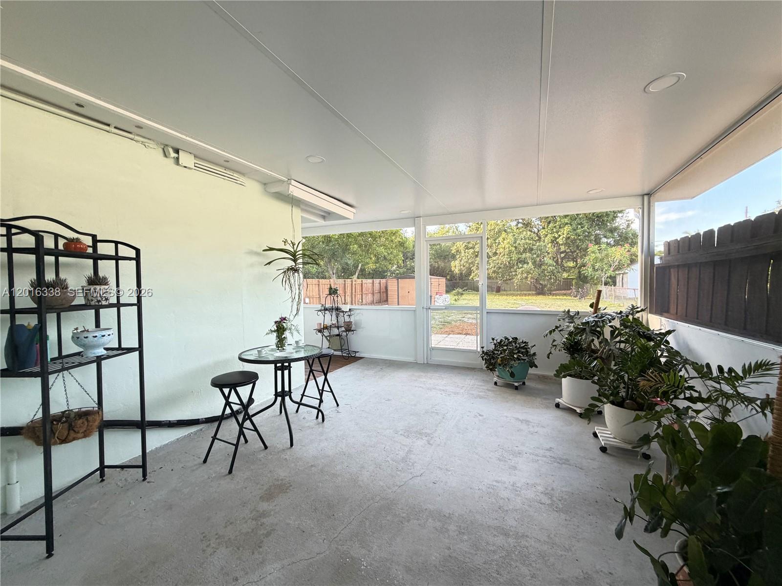 HOLLYWOOD LITTLE RANCHES - Residential