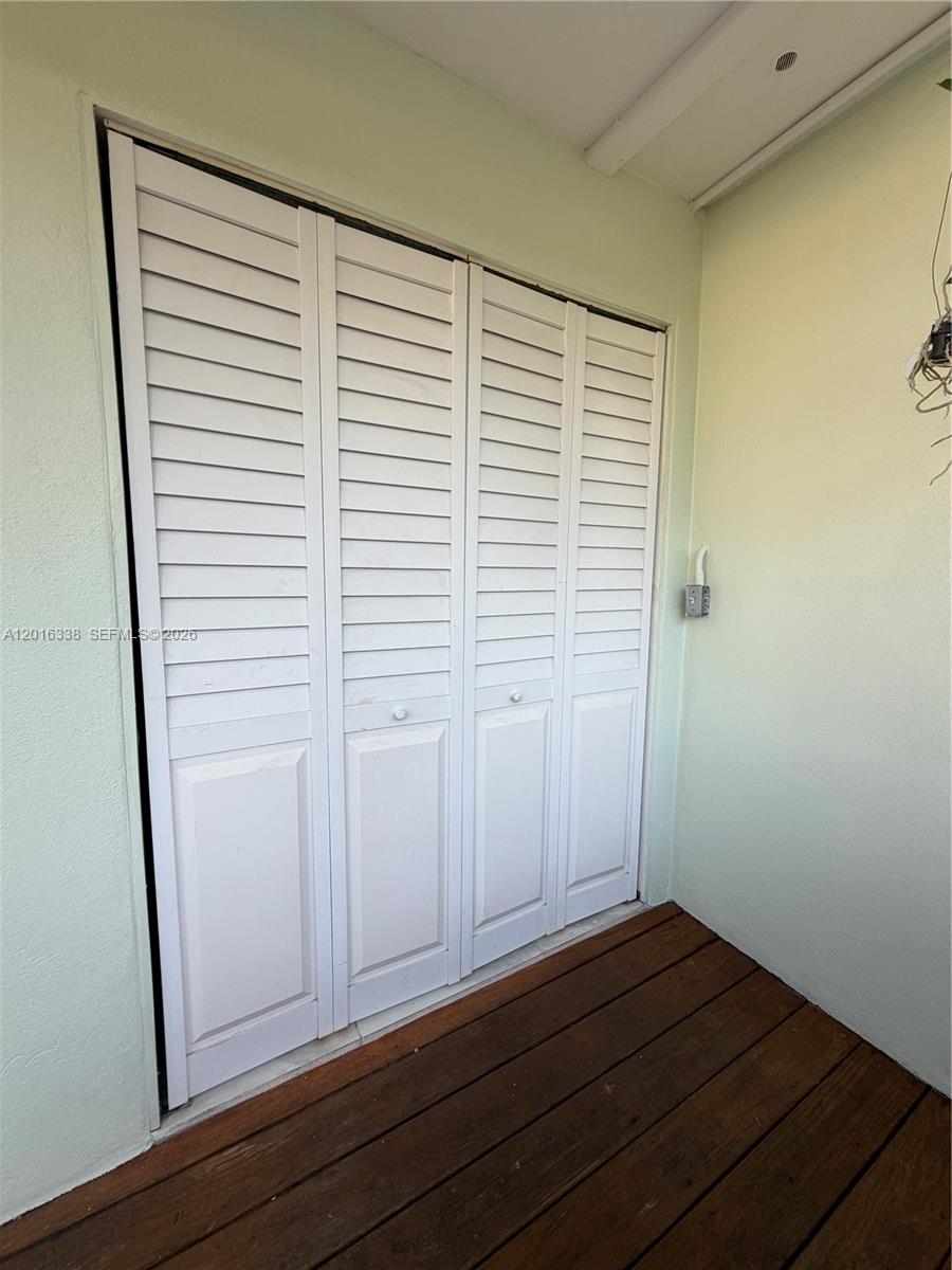 HOLLYWOOD LITTLE RANCHES - Residential