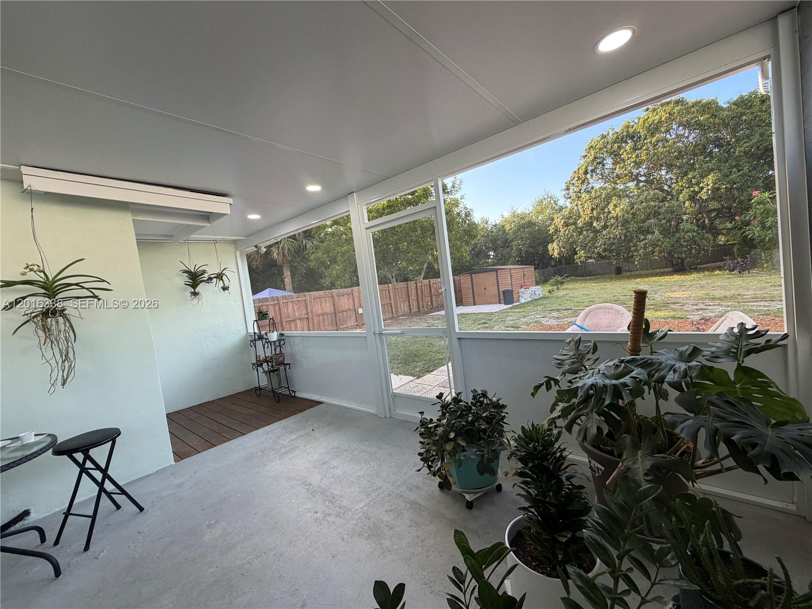 HOLLYWOOD LITTLE RANCHES - Residential