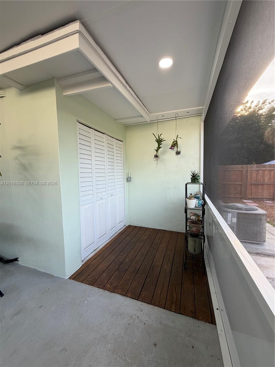 HOLLYWOOD LITTLE RANCHES - Residential
