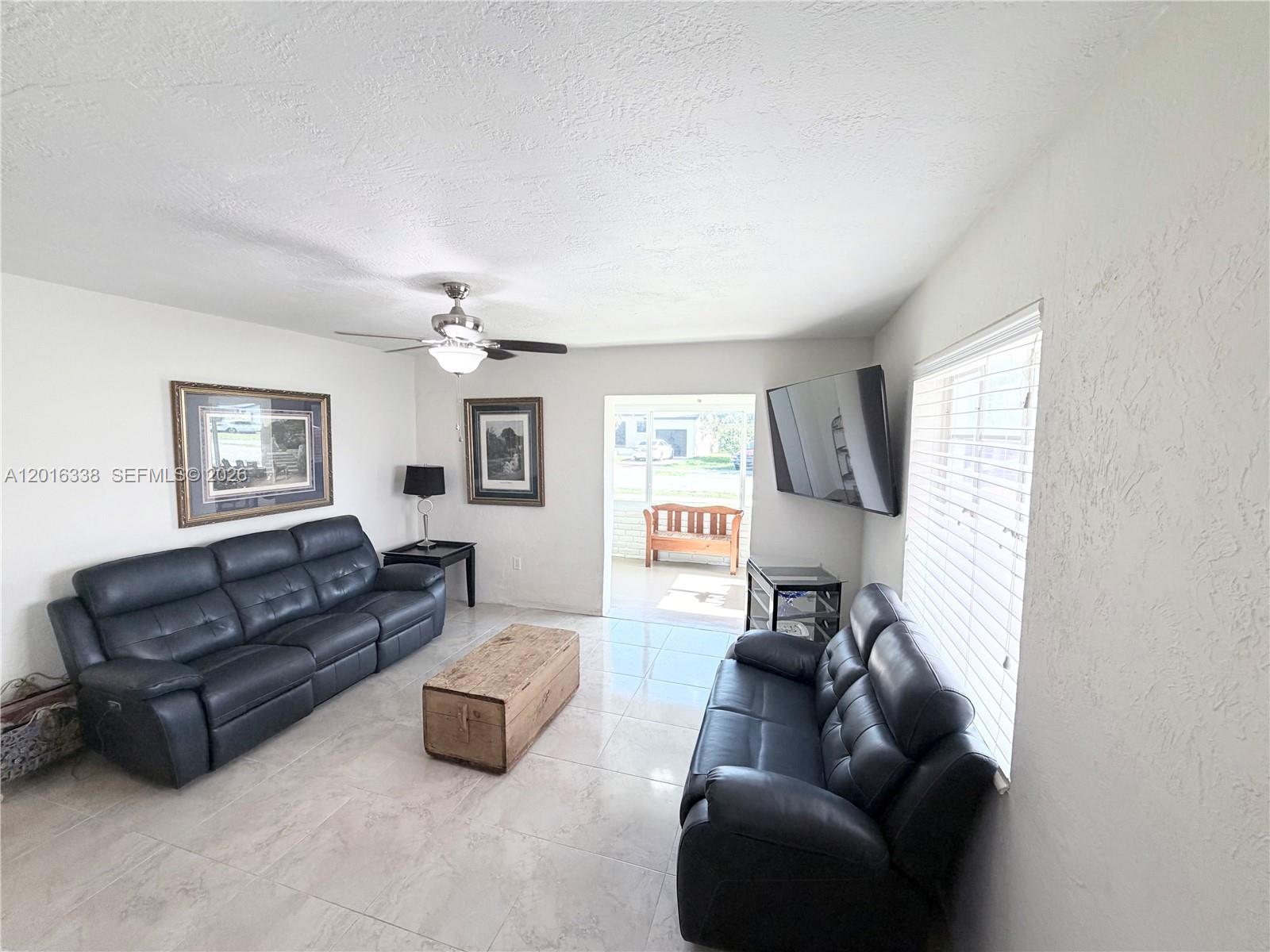 HOLLYWOOD LITTLE RANCHES - Residential