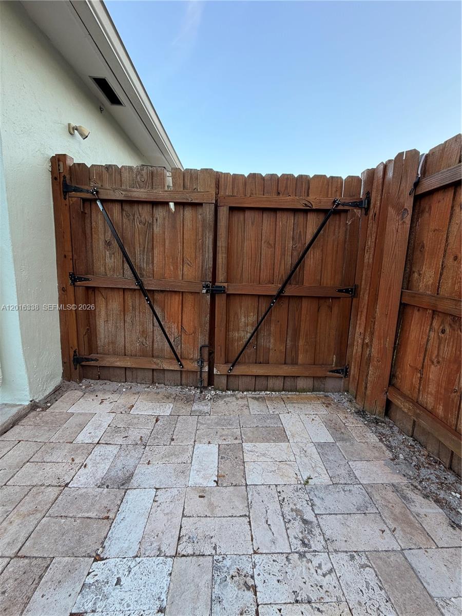 HOLLYWOOD LITTLE RANCHES - Residential