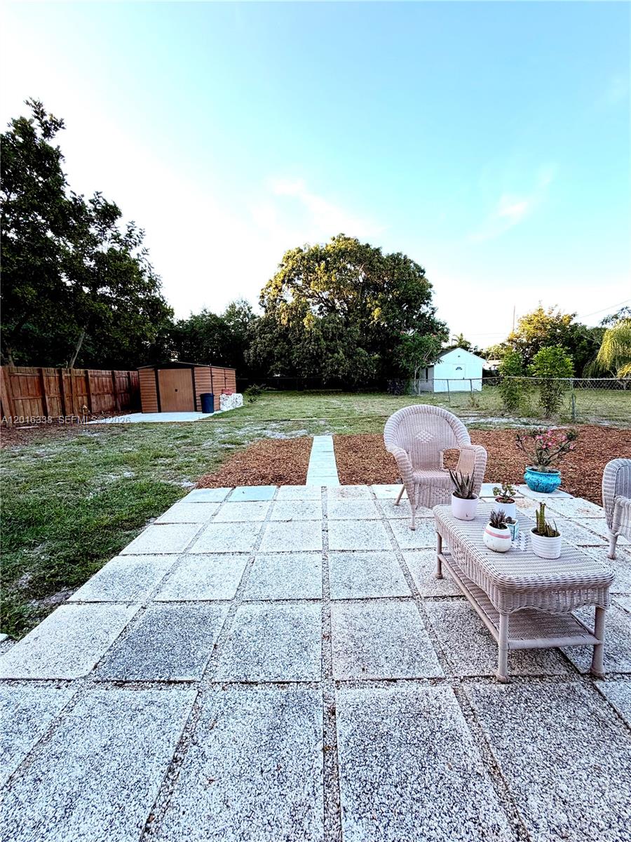 HOLLYWOOD LITTLE RANCHES - Residential