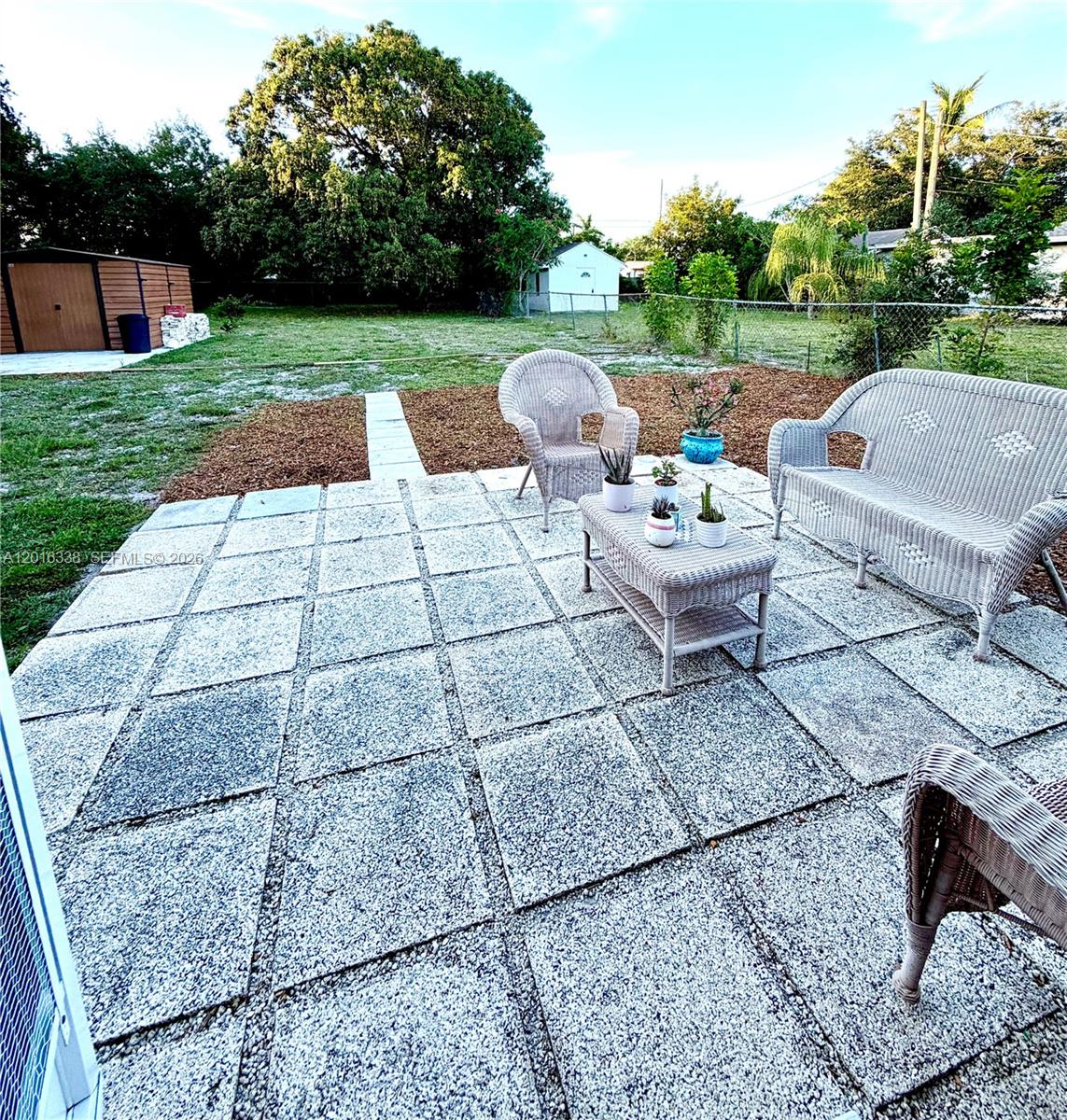 HOLLYWOOD LITTLE RANCHES - Residential