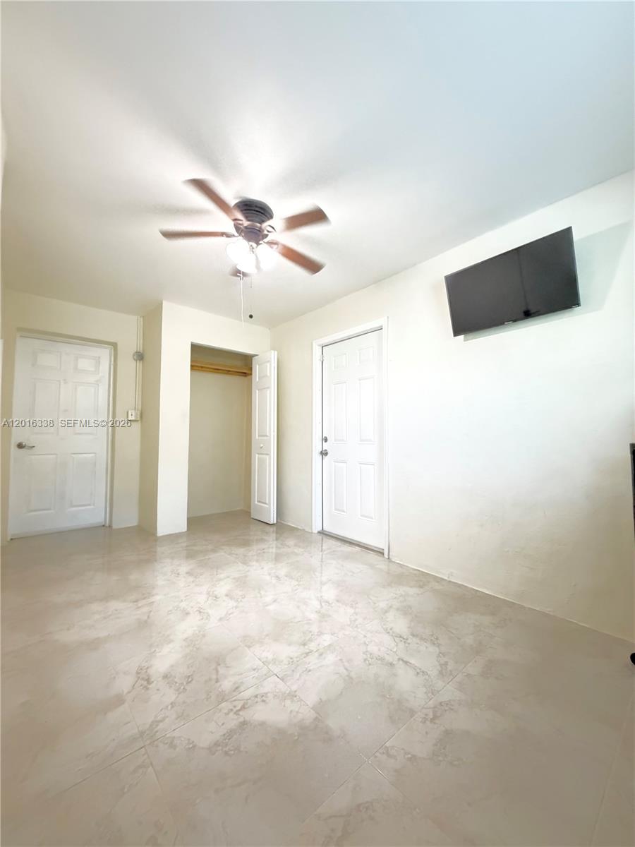 HOLLYWOOD LITTLE RANCHES - Residential