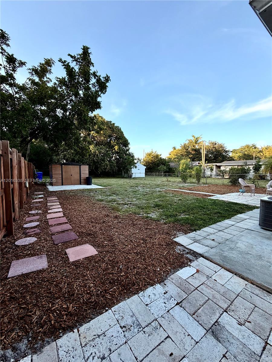 HOLLYWOOD LITTLE RANCHES - Residential