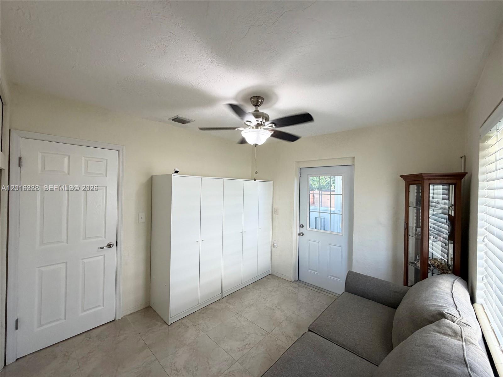 HOLLYWOOD LITTLE RANCHES - Residential