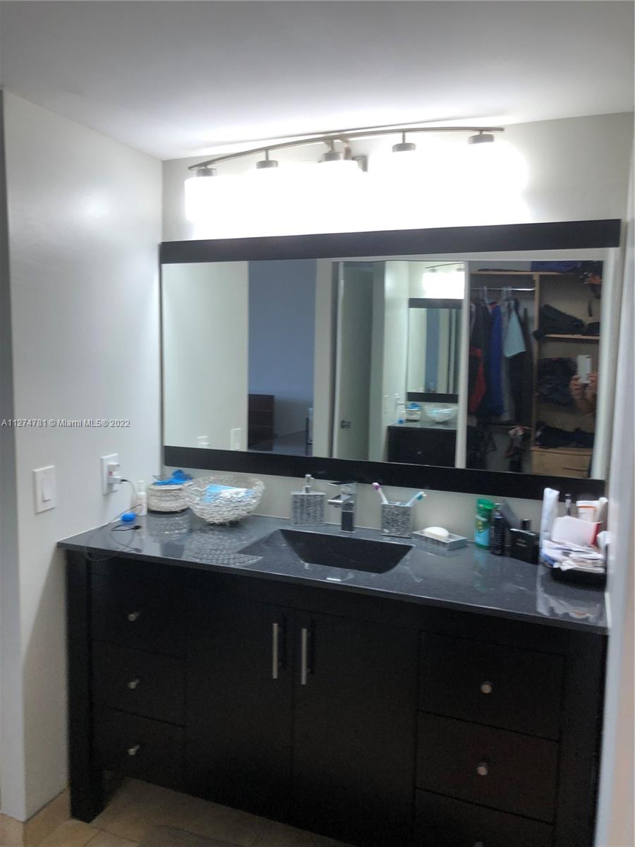 EMERALD HILLS C C APTS CO - Residential Lease