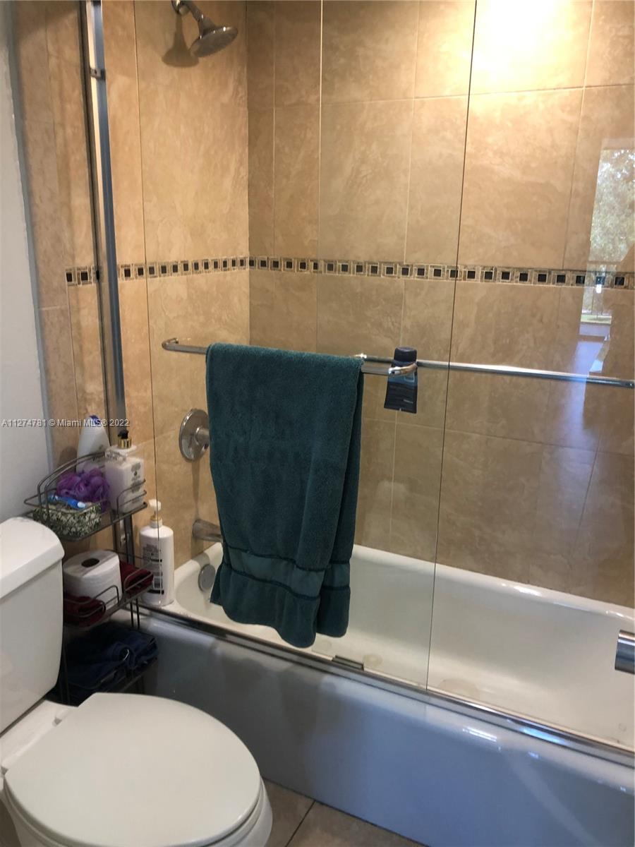 EMERALD HILLS C C APTS CO - Residential Lease