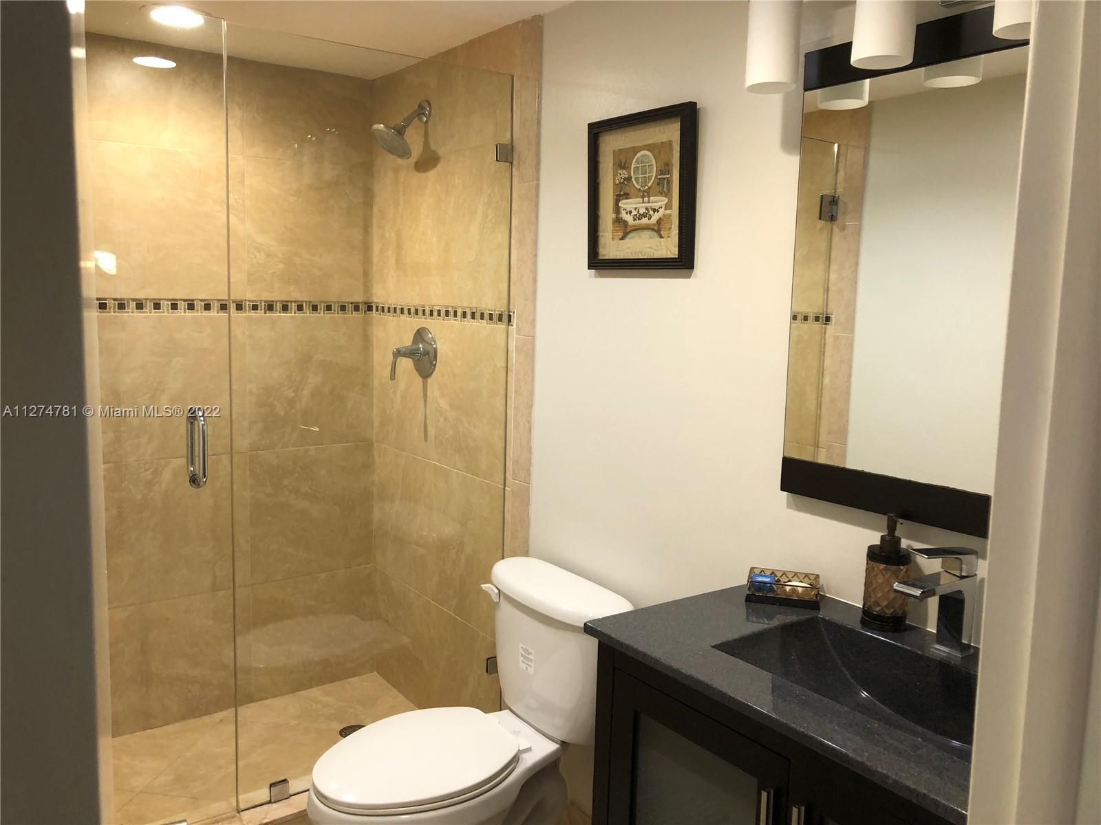 EMERALD HILLS C C APTS CO - Residential Lease