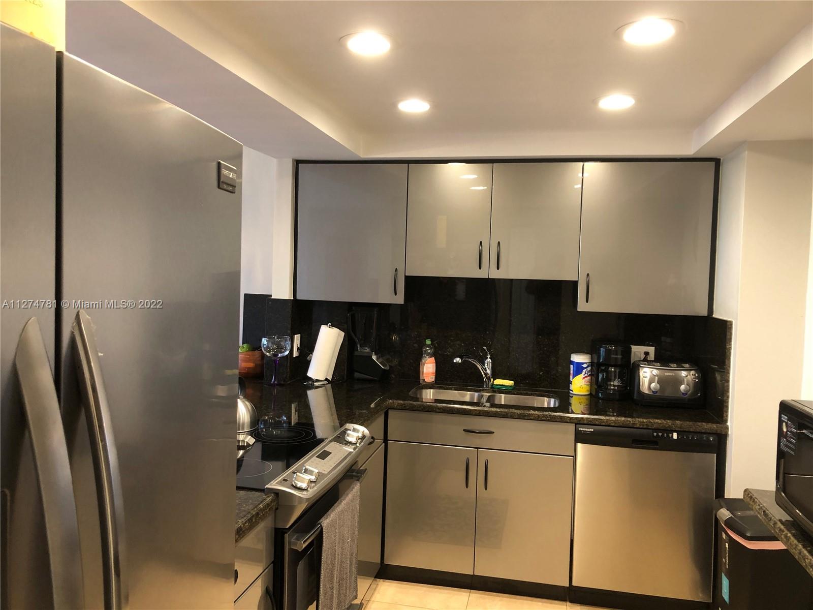 EMERALD HILLS C C APTS CO - Residential Lease
