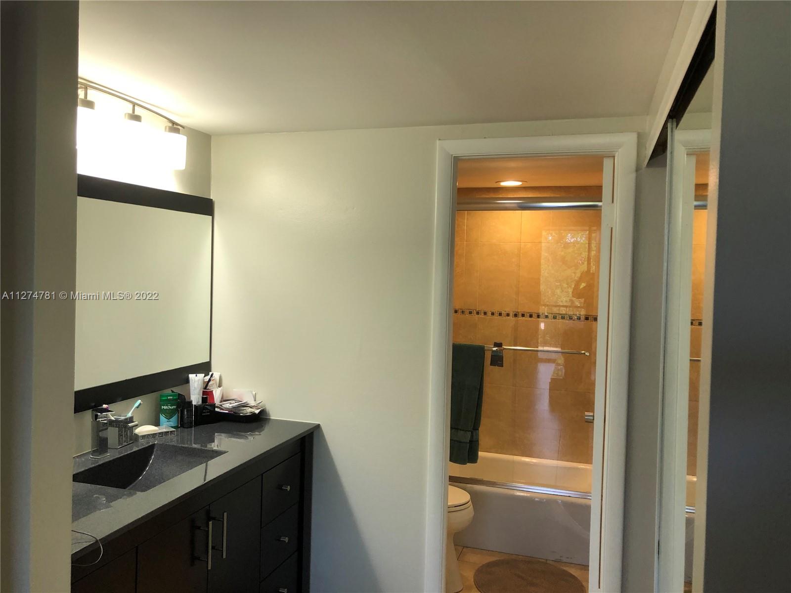 EMERALD HILLS C C APTS CO - Residential Lease