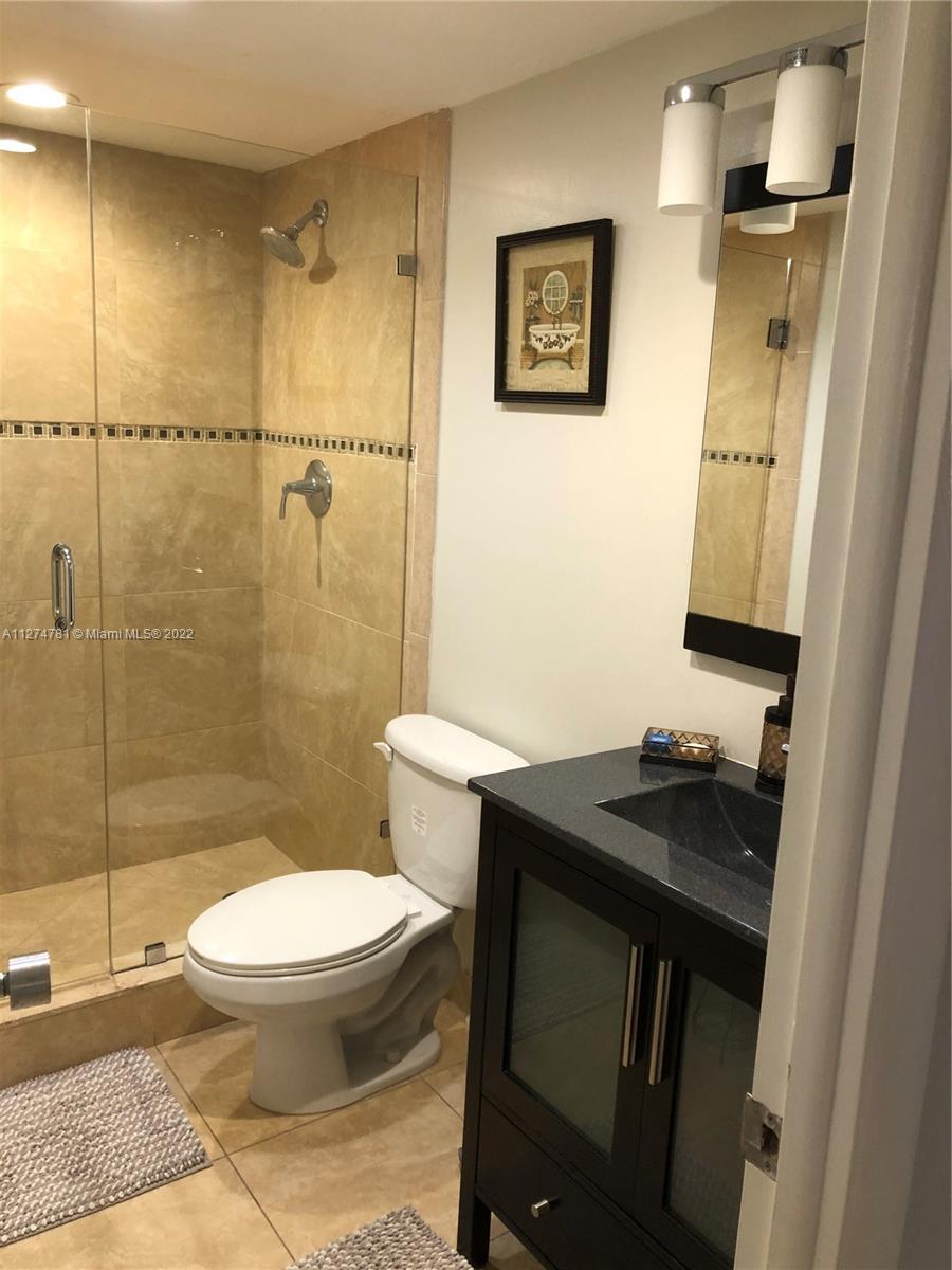 EMERALD HILLS C C APTS CO - Residential Lease
