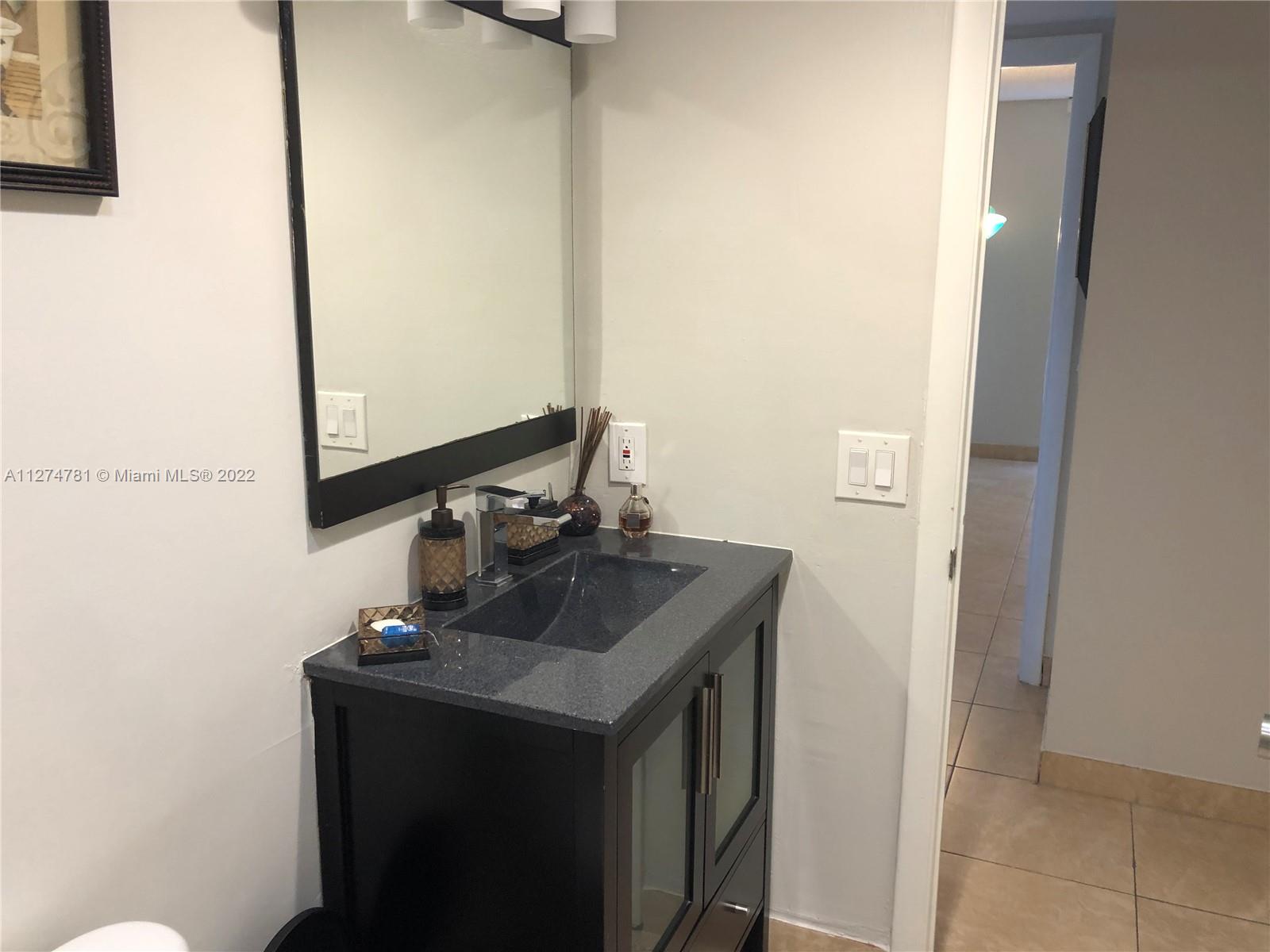 EMERALD HILLS C C APTS CO - Residential Lease