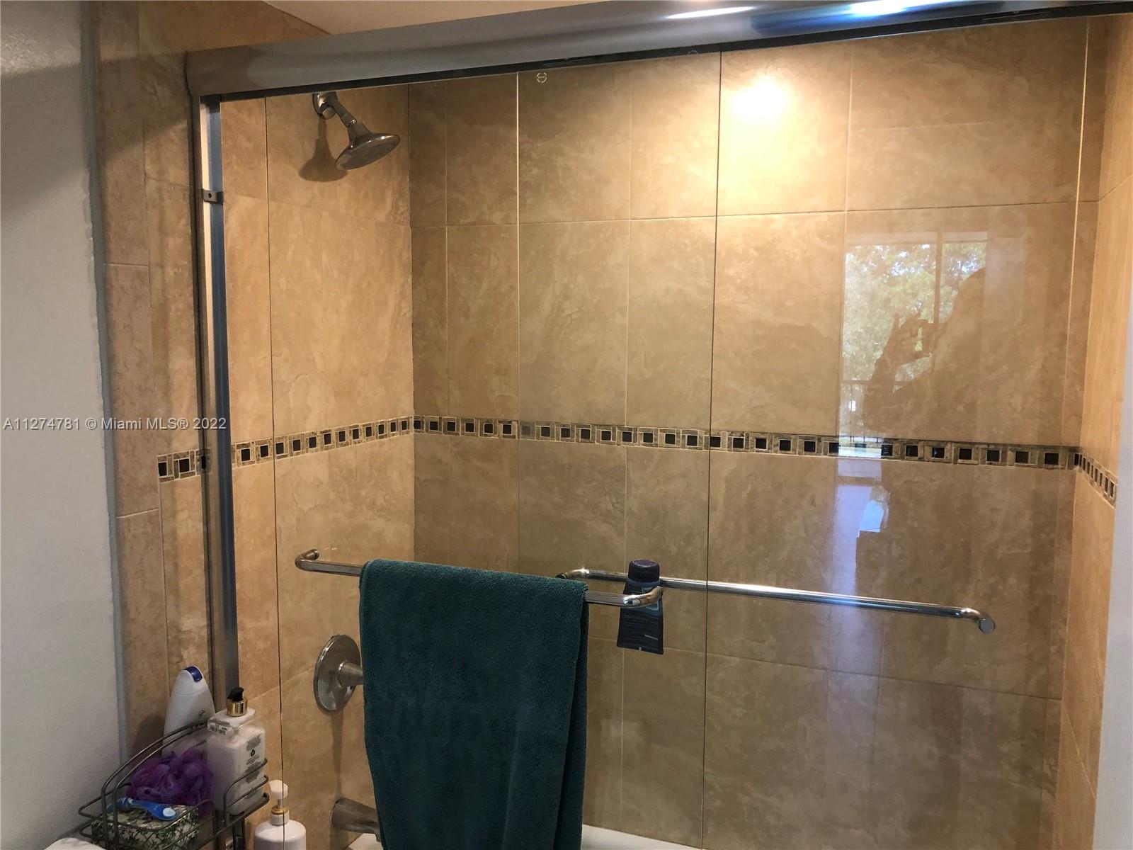 EMERALD HILLS C C APTS CO - Residential Lease