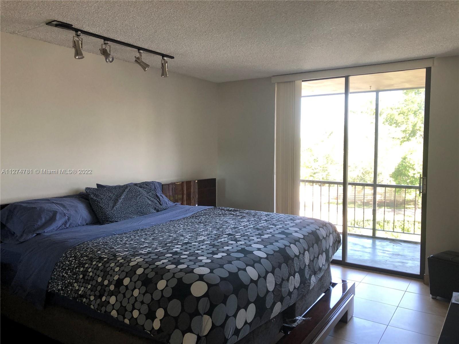 EMERALD HILLS C C APTS CO - Residential Lease