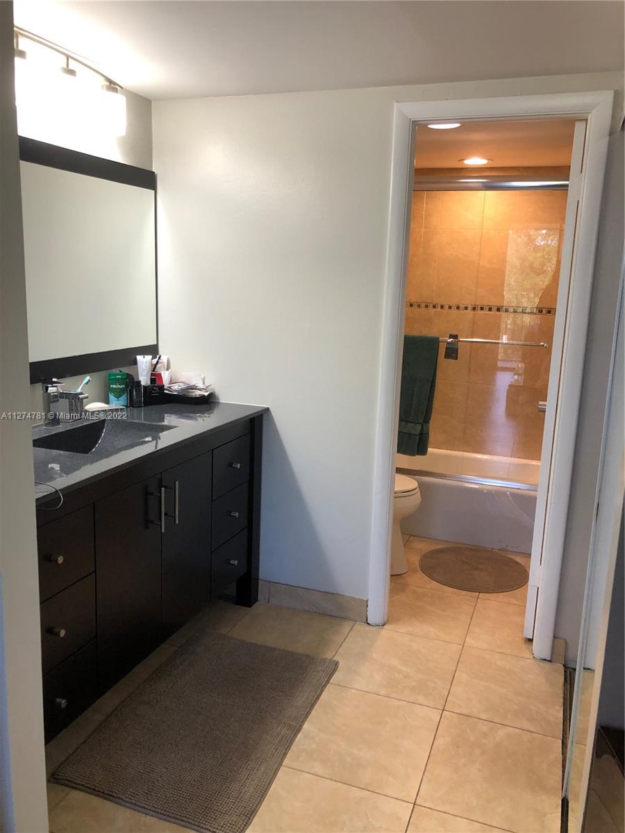 EMERALD HILLS C C APTS CO - Residential Lease