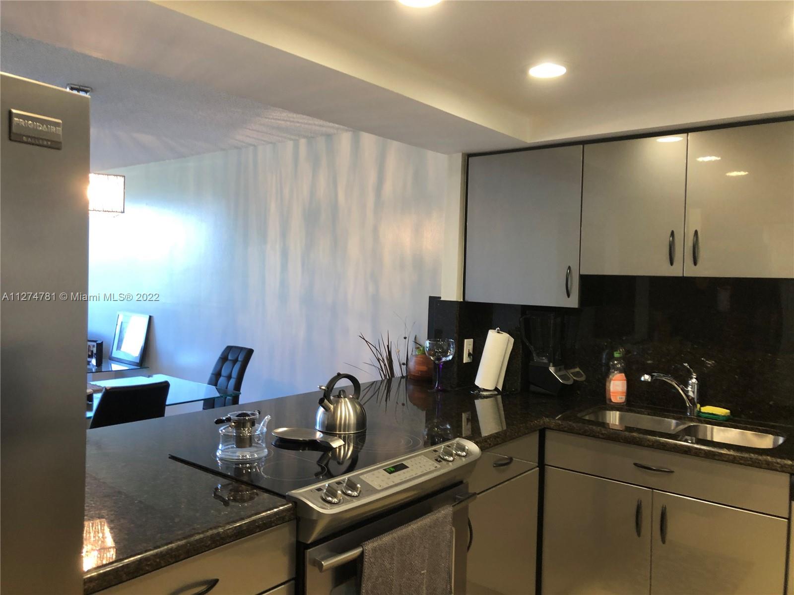 EMERALD HILLS C C APTS CO - Residential Lease