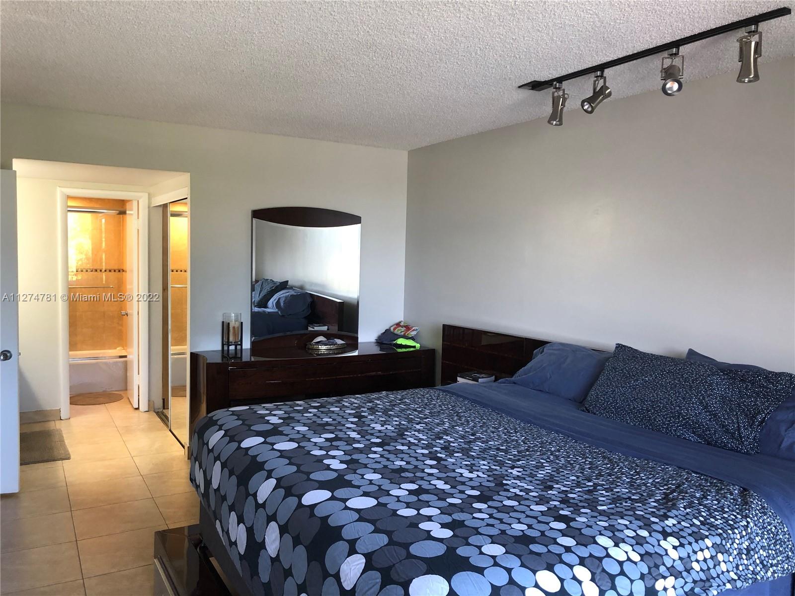 EMERALD HILLS C C APTS CO - Residential Lease