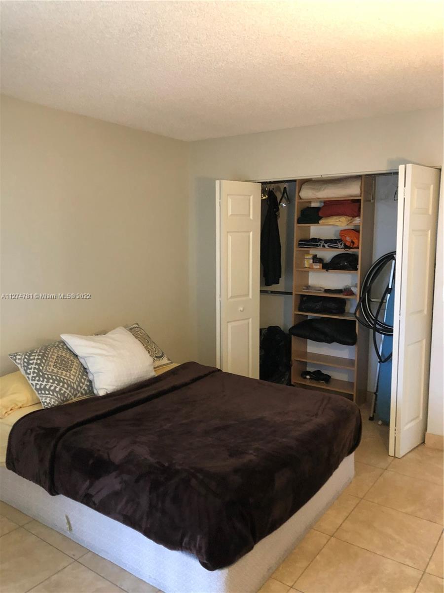EMERALD HILLS C C APTS CO - Residential Lease