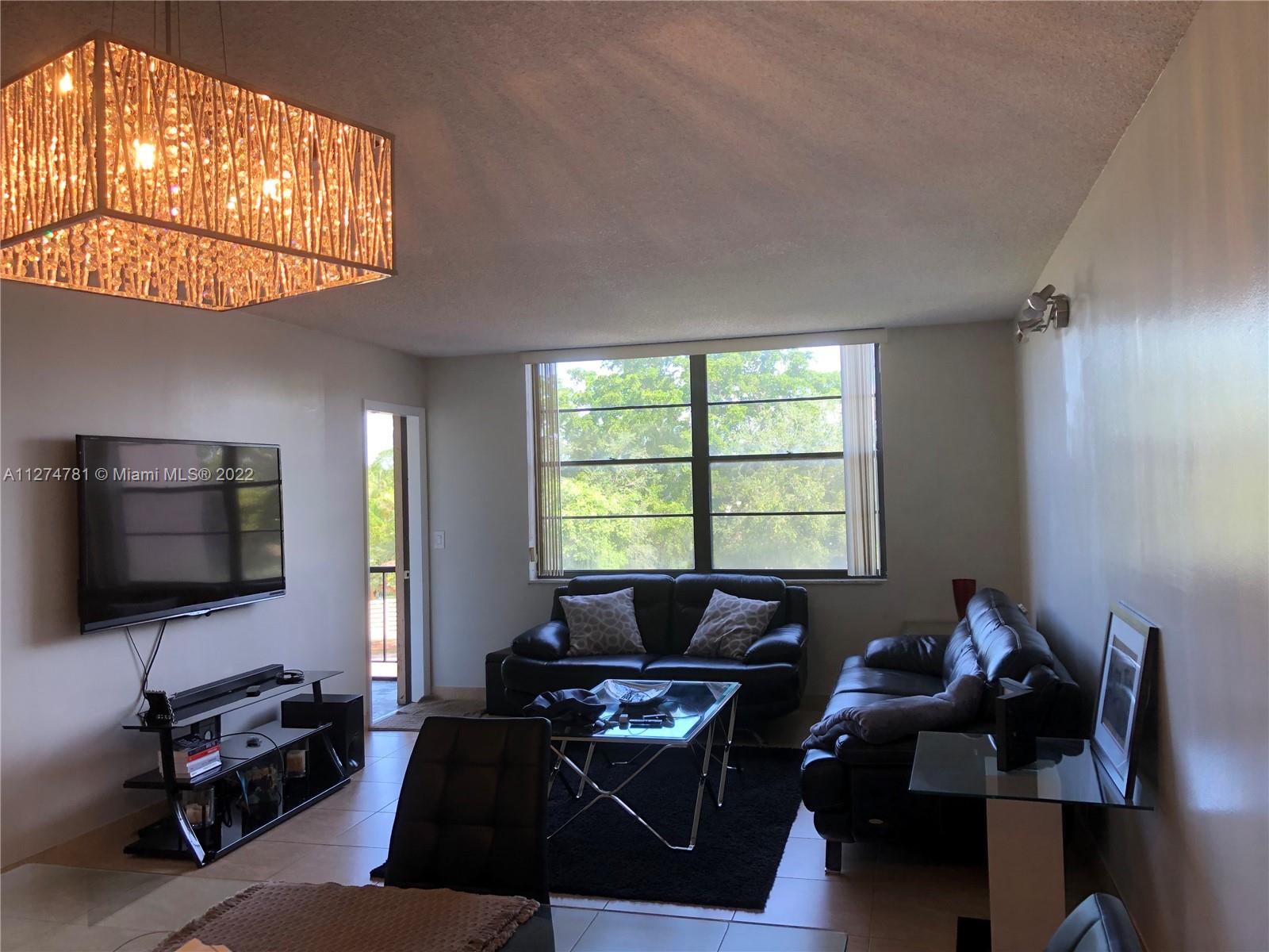 EMERALD HILLS C C APTS CO - Residential Lease