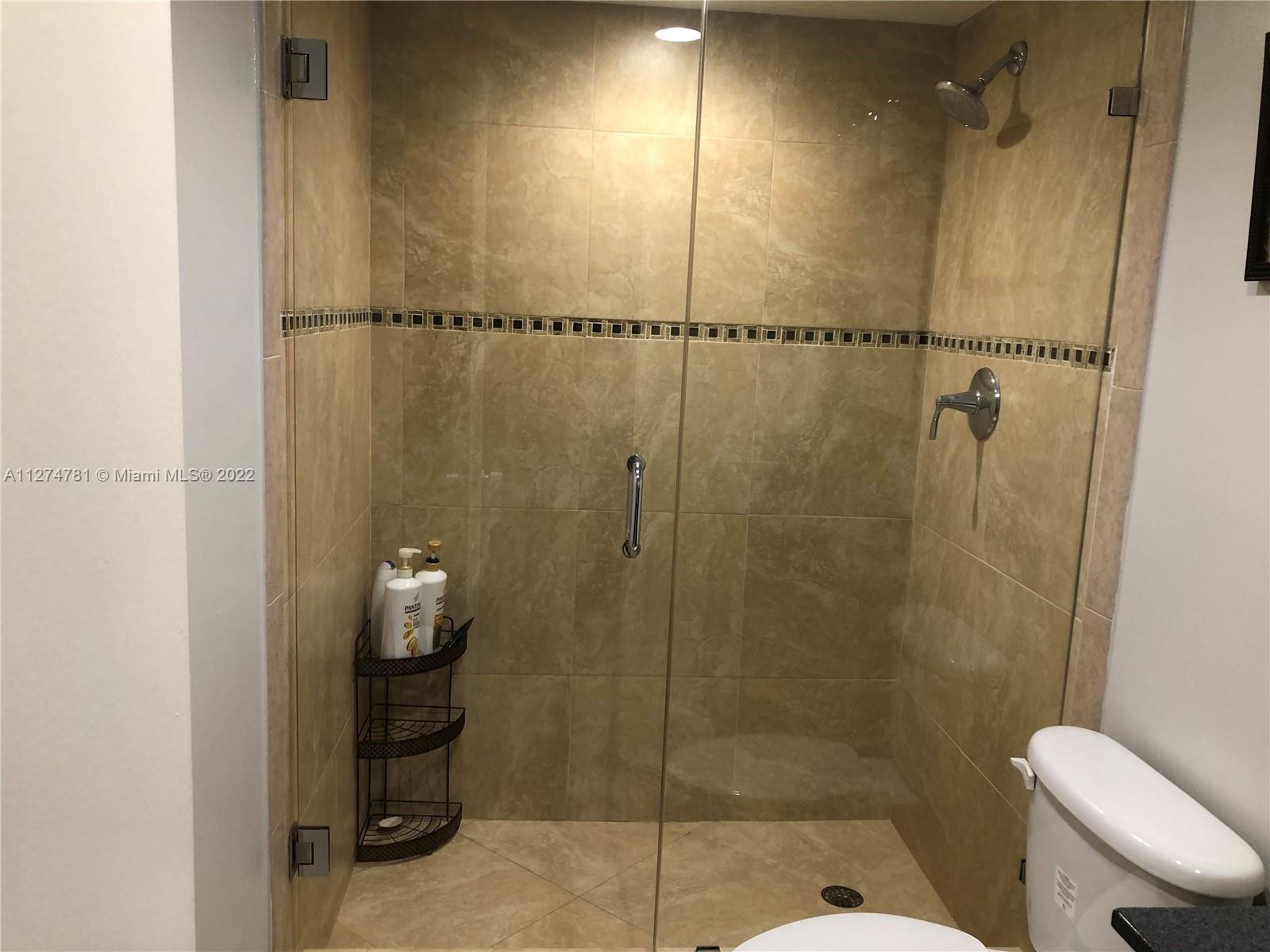 EMERALD HILLS C C APTS CO - Residential Lease