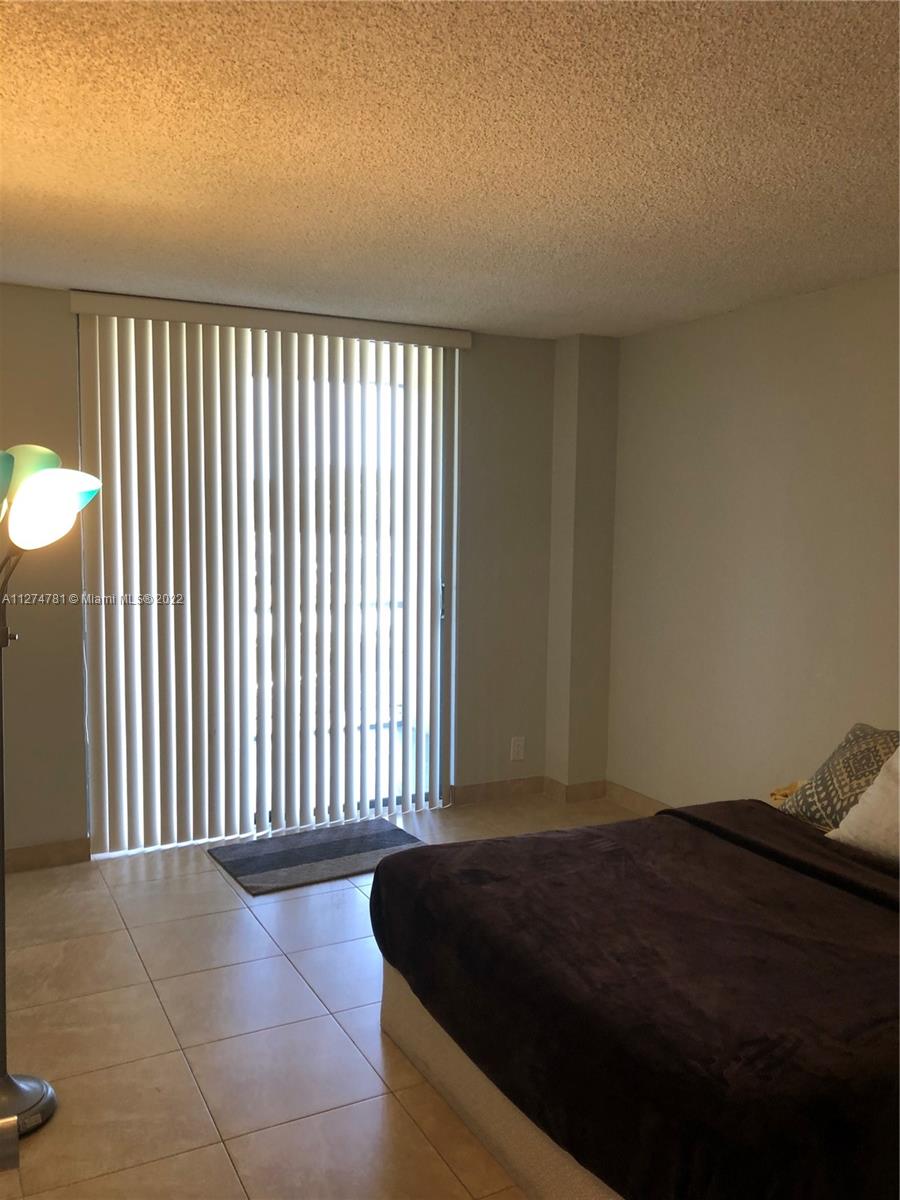 EMERALD HILLS C C APTS CO - Residential Lease