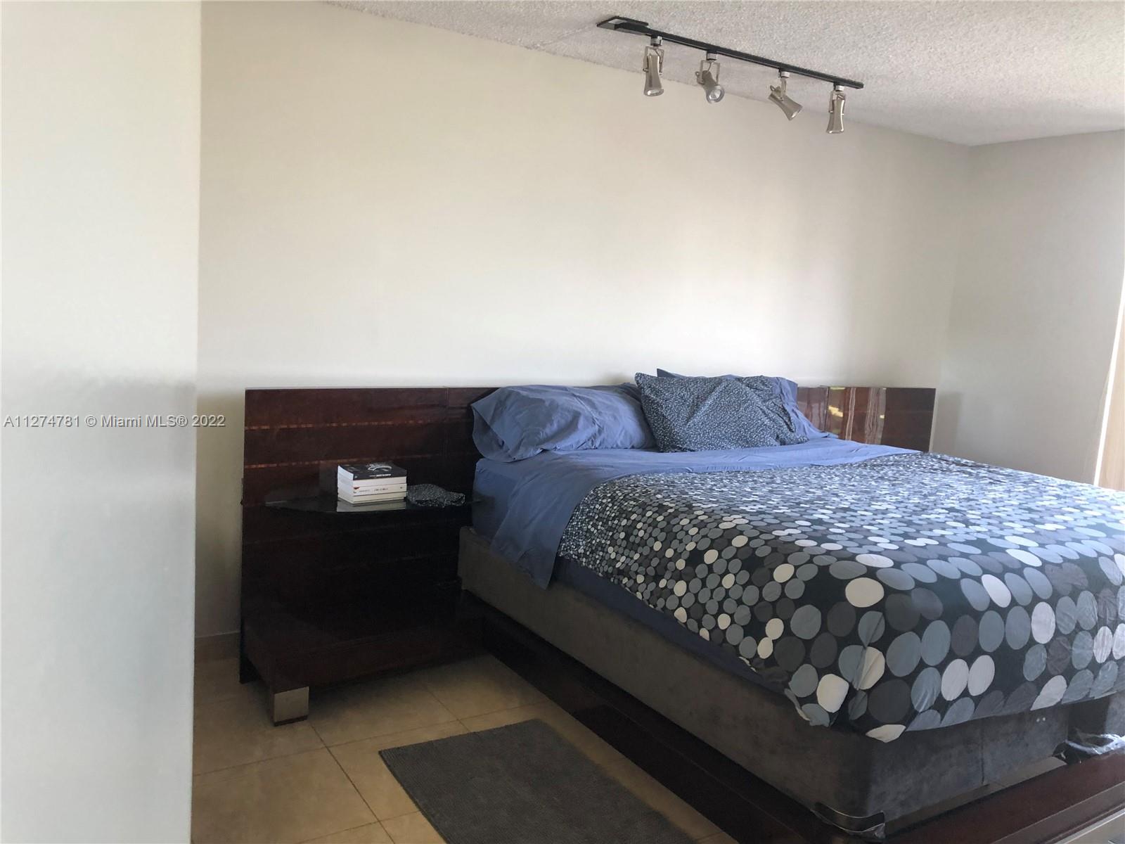 EMERALD HILLS C C APTS CO - Residential Lease