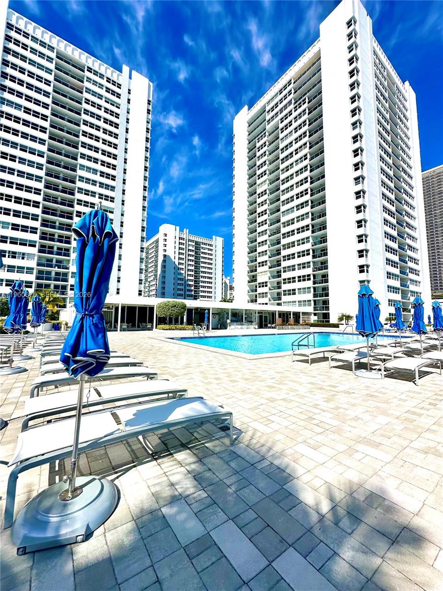 LA MER ESTATES SOUTH COND - Residential
