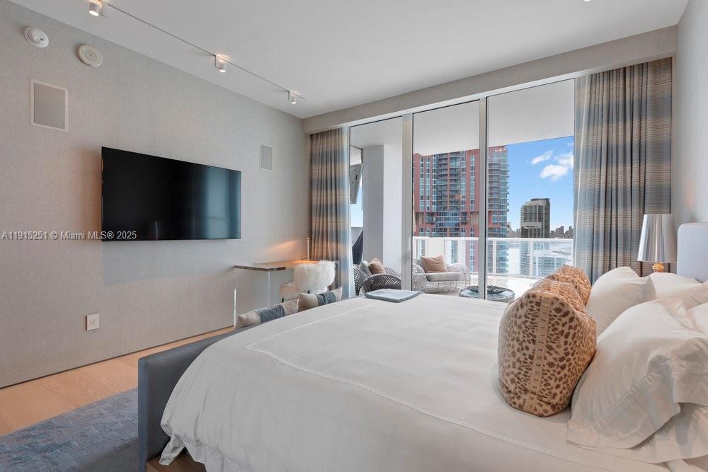 CONTINUUM ON SOUTH BEACH - Residential